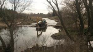 El municipio realiza tareas de limpieza en el arroyo en el sector del Puente del AMCA